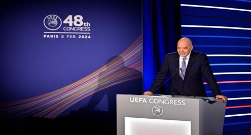 إنفانتينو يكرر رسالته: دعونا نقضي على العنصرية بقرار قوي